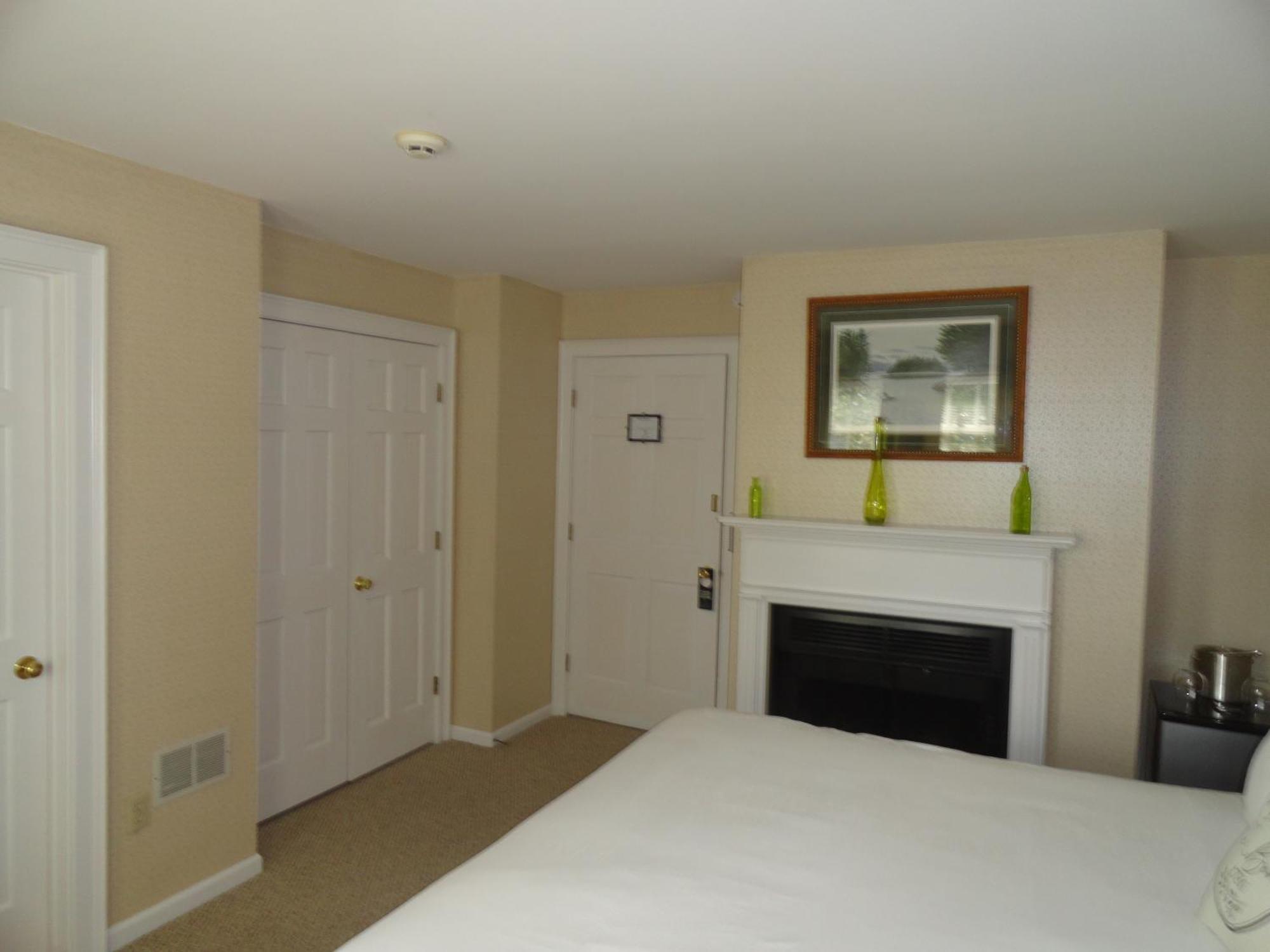 The Bond 1786 Inn (Adults Only) Warrensburg Habitación foto